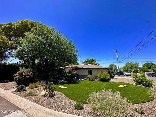 946 E Denton Ln in Phoenix, AZ - Building Photo - Building Photo