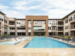 Tradehouse at Bulverde Marketplace in San Antonio, TX - Foto de edificio - Building Photo