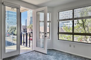 235 Market St in San Diego, CA - Building Photo