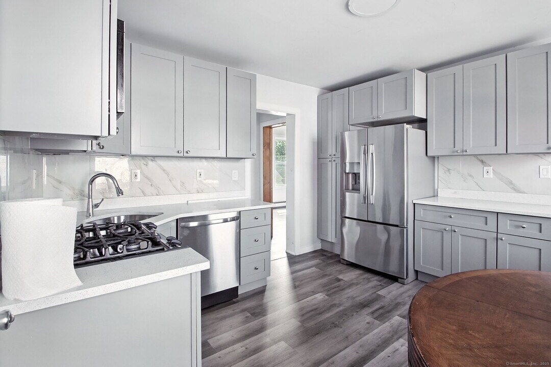 100 Bishop Ave in Bridgeport, CT - Building Photo