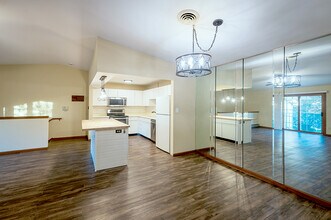 6920 Mariner Dr in Mount Pleasant, WI - Foto de edificio - Building Photo