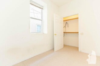 2115 N Campbell Ave, Unit G in Chicago, IL - Building Photo - Building Photo