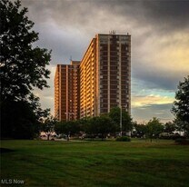 12900 Lake Ave in Lakewood, OH - Building Photo