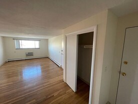 8 Riverside St in Watertown, MA - Building Photo