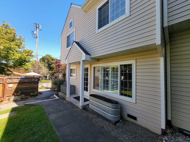 120 Golden Ridge Ave in Sebastopol, CA - Building Photo - Building Photo