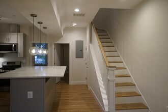 2515 University Pl NW, Unit A in Washington, DC - Foto de edificio - Building Photo
