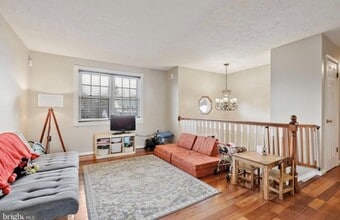 7867 Pepperbox Lane in Pasadena, MD - Foto de edificio - Building Photo