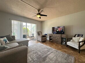 222 N Federal Hwy in Deerfield Beach, FL - Foto de edificio - Building Photo