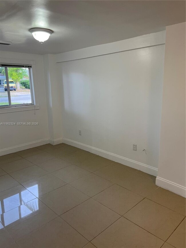 1400 NE 175th St in North Miami Beach, FL - Building Photo - Building Photo