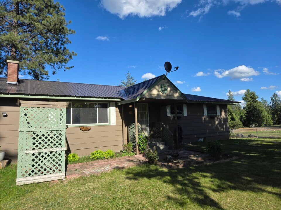 35312 N Newport Hwy in Chattaroy, WA - Building Photo