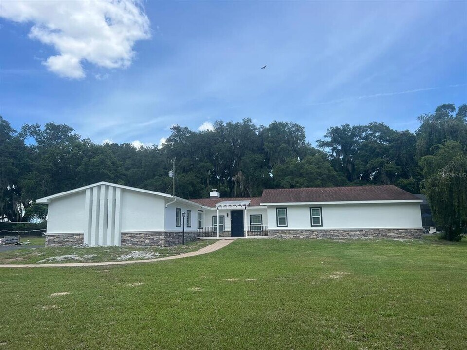 11223 Co Rd 223 in Oxford, FL - Building Photo
