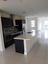 10280 NW 63rd Terrace in Doral, FL - Building Photo - Building Photo