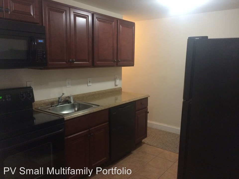 2405 Barclay St in Baltimore, MD - Building Photo