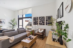 1558 4th St, Unit 208 in Sarasota, FL - Building Photo