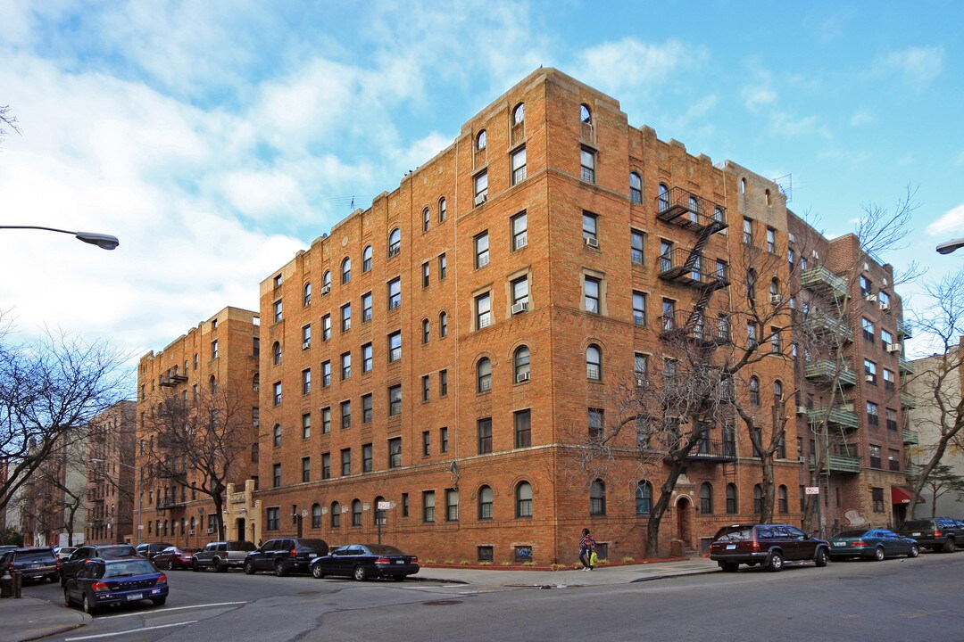 33 Crooke Ave in Brooklyn, NY - Building Photo