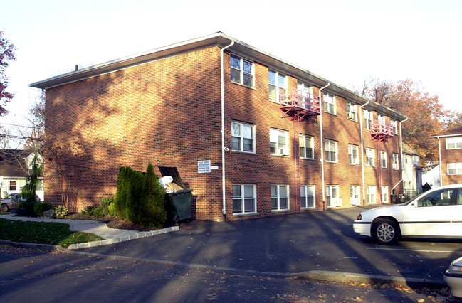 570 W Webster Ave in Roselle Park, NJ - Building Photo - Building Photo