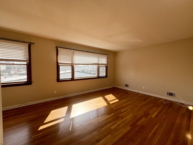 5 Spring St, Unit 2 in Jersey City, NJ - Building Photo - Building Photo