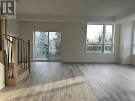 22 Lytham Grn Cir in Newmarket, ON - Building Photo