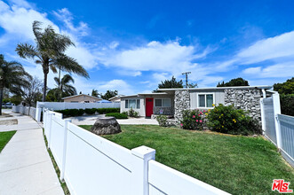 11839 205th St in Lakewood, CA - Foto de edificio - Building Photo