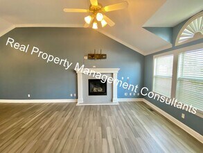 2106 Patti Ln in Greenwood, MO - Building Photo - Building Photo