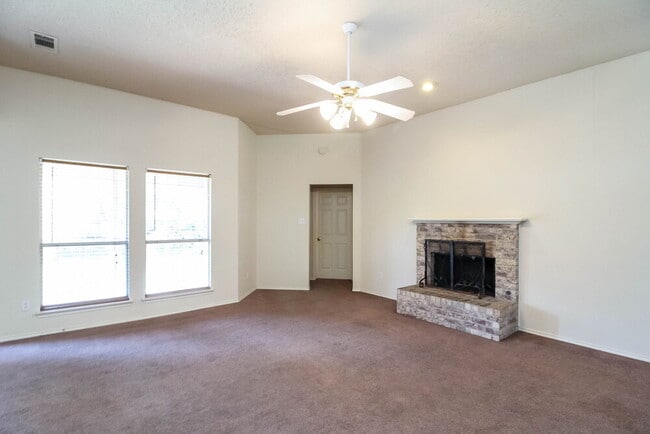 216 Stone Creek Blvd in Glenn Heights, TX - Foto de edificio - Building Photo