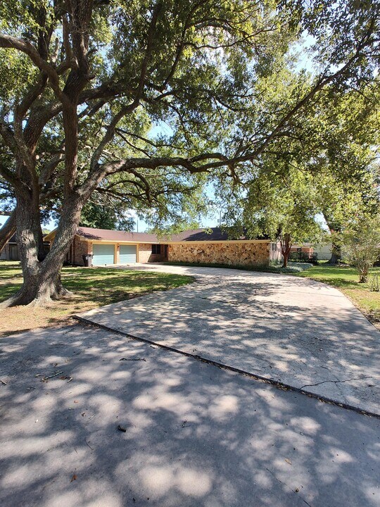 1717 29th St in Nederland, TX - Foto de edificio