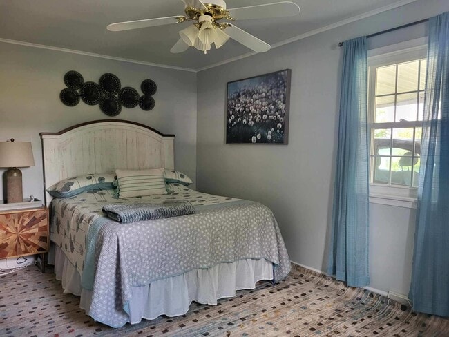 195 S 4th St in Mount Wolf, PA - Foto de edificio - Building Photo