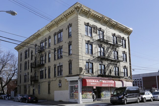 220 3rd St in Passaic, NJ - Foto de edificio - Building Photo
