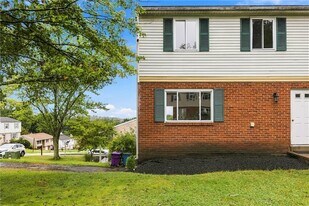 498 Maple Rd in Pittsburgh, PA - Building Photo