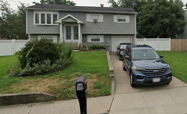 498 Hawkins Rd in Selden, NY - Building Photo - Building Photo