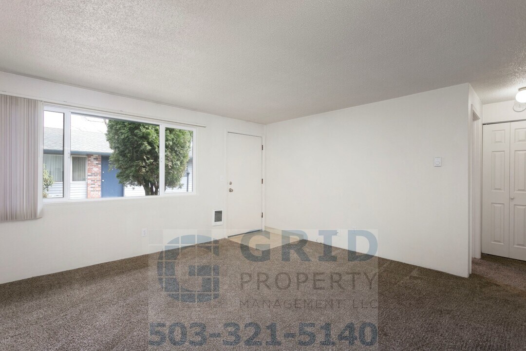 7045 SW Garden Home Rd in Portland, OR - Building Photo