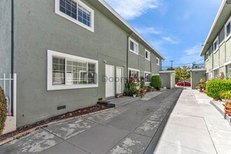 1478 165th Ave, Unit Apt D in Ashland, CA - Building Photo - Building Photo