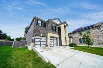 107 Kyle Cove in Universal City, TX - Building Photo - Building Photo