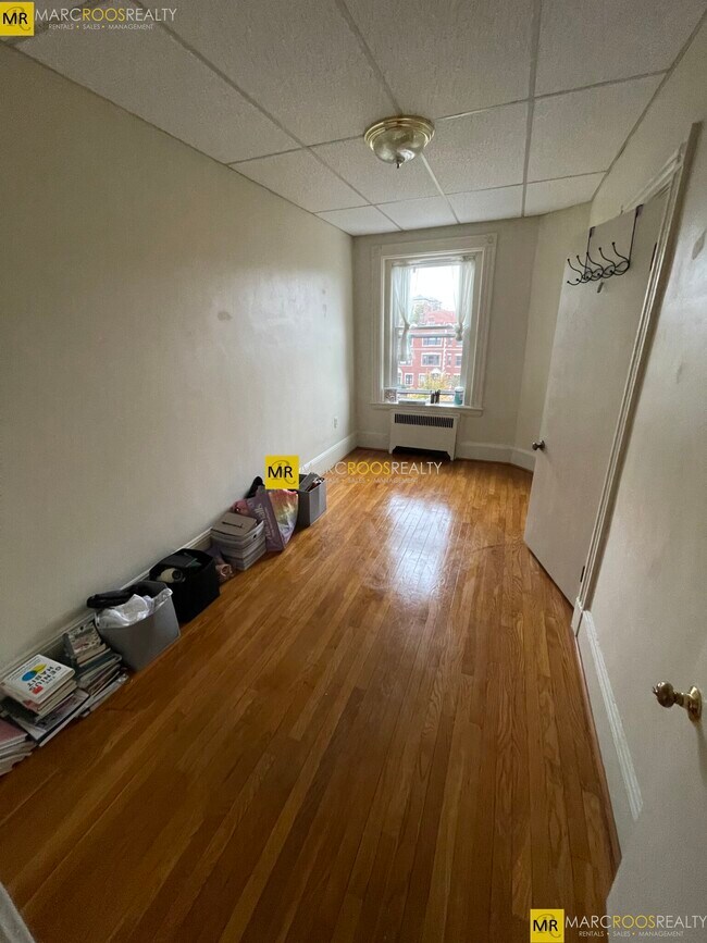 916 Beacon St, Unit 3 in Boston, MA - Building Photo - Building Photo