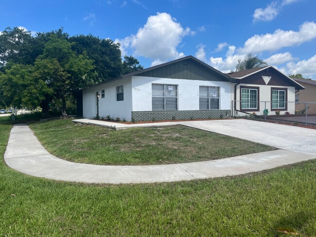 5879 Bahama Ct in West Palm Beach, FL - Building Photo - Building Photo