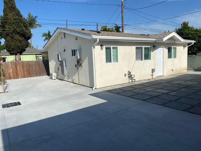 1114 S Exmoor Ave in Compton, CA - Foto de edificio - Building Photo