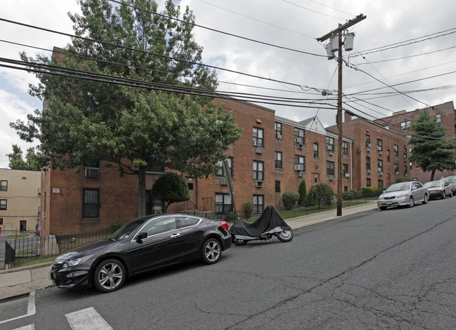 New Floral Gardens 1B in North Bergen, NJ - Building Photo - Building Photo