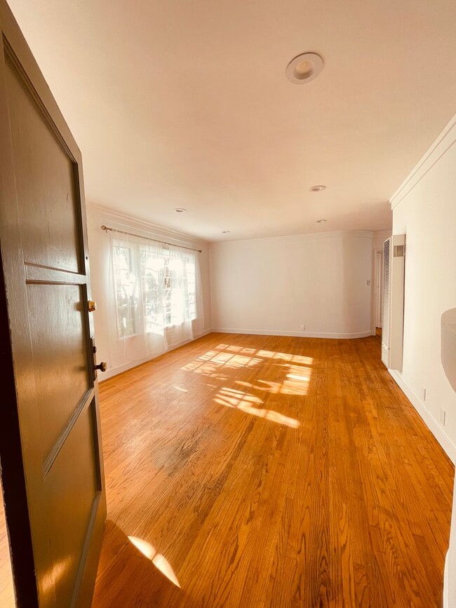 1801 N New Hampshire Ave-Unit -1801 in Los Angeles, CA - Building Photo - Building Photo