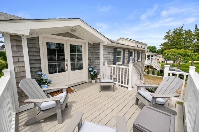 6 Richmond Dr in Westerly, RI - Building Photo