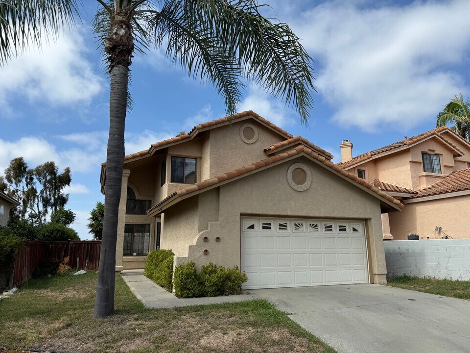 1247 Rio Way in Vista, CA - Building Photo