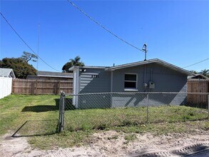 5721 6th St in Zephyrhills, FL - Building Photo - Building Photo