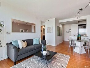 425 1st St, Unit 11 in San Francisco, CA - Foto de edificio - Building Photo