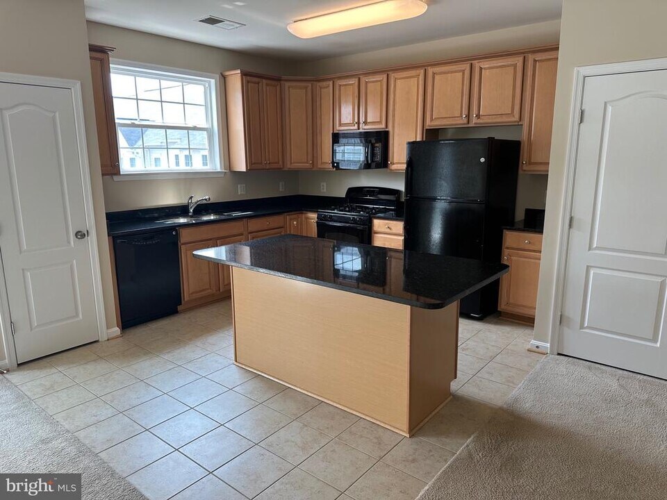 19457 Promenade Dr in Leesburg, VA - Building Photo
