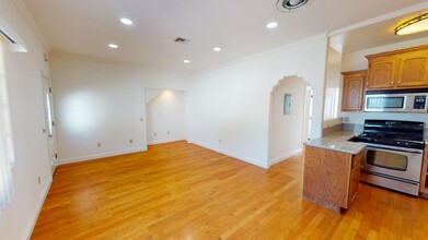 LARGE 2 BEDROOM AVAILABLE in Los Angeles, CA - Building Photo - Interior Photo