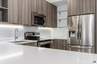 1990 Bronson Rd in Fairfield, CT - Building Photo - Building Photo