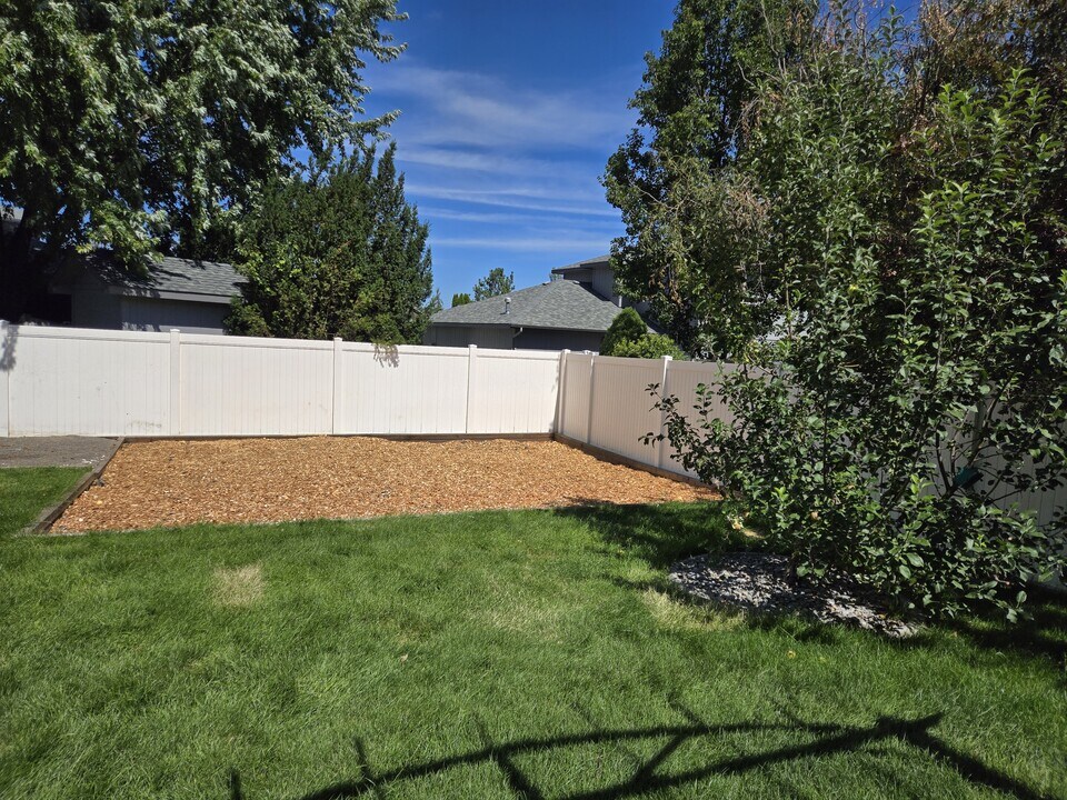 1902 N Rio Grande Ln in Spokane Valley, WA - Foto de edificio