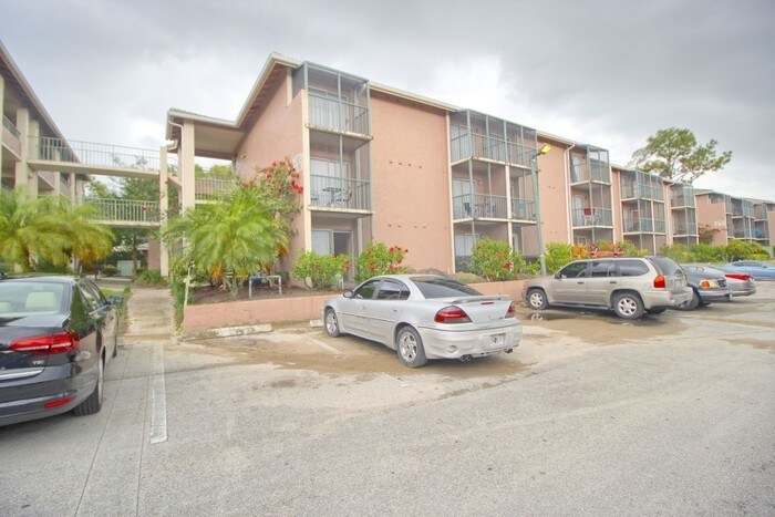 128 Water Front Way-Unit -APT 300 in Altamonte Springs, FL - Building Photo