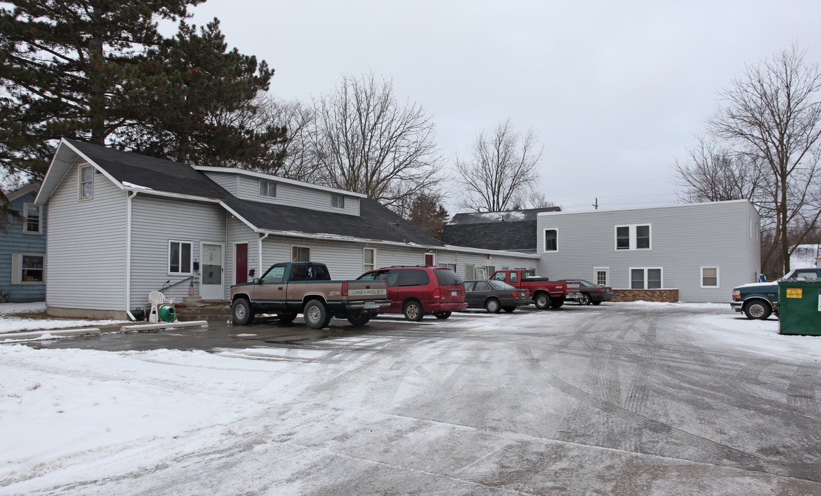 Appletree Apartments in Williamston, MI - Building Photo