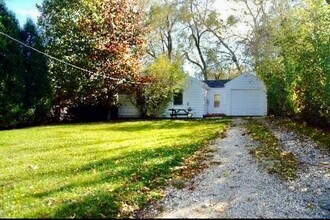 905 W Rockland Rd in Lake Bluff, IL - Building Photo - Building Photo