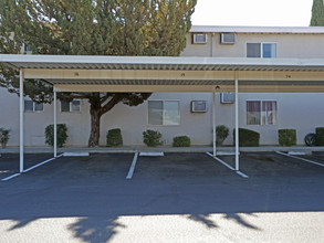 Clovis Courtyard Apartments in Clovis, CA - Foto de edificio - Building Photo